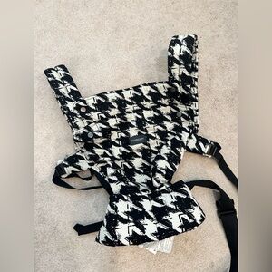 Momcozy Houndstooth Bay Carrier - Used 1 Time